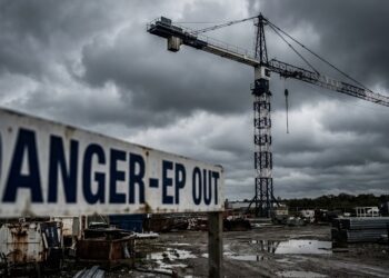 מנוף באתר בניה שקרס