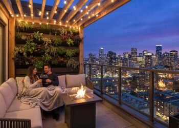 זוג יושב מברפסת בדירה חדשה